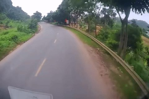 Bị xe máy tạt đầu, ô tô ăn thua tăng tốc đuổi theo để dằn mặt gây tranh cãi