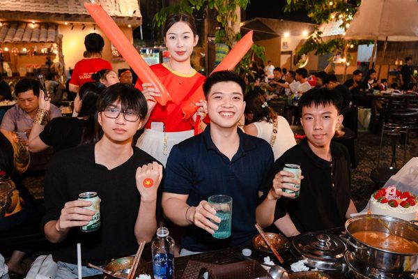 Bia Saigon cùng người hâm mộ tạo nên kỷ lục cờ cổ động bóng đá