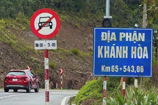 Biển báo cấm ô tô ở lưng chừng đèo Khánh Lê gây tranh cãi