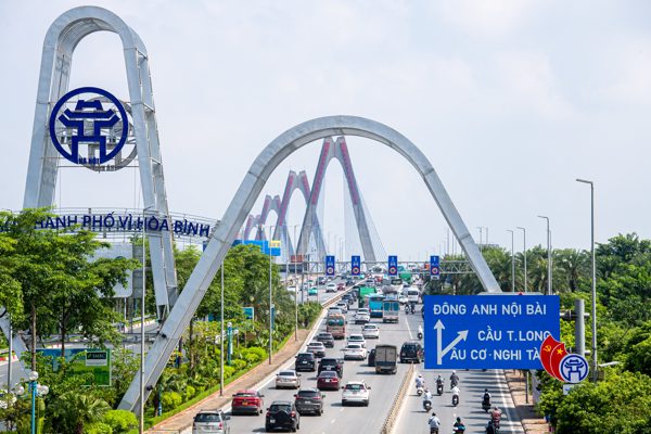 Biển báo khoảng cách trên cầu Nhật Tân để nhắc nhở chứ không phải để phạt tài xế