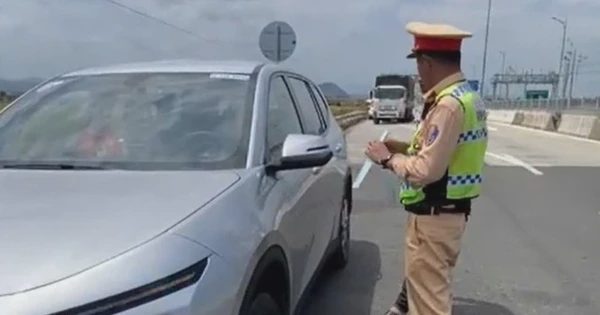 Biển báo treo trên từng làn đường, tài xế phải hiểu thế nào cho đúng?
