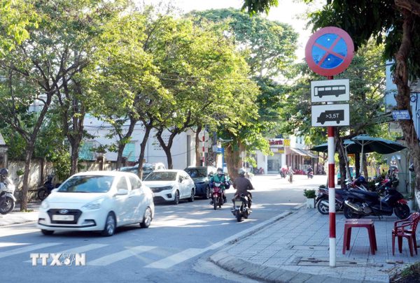 Biển “cấm dừng, đỗ” vừa lắp lại đã bị thay đổi bất thường tại Quảng Trị