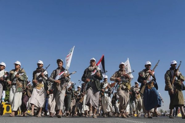 Biển Đỏ dậy sóng, Houthi siết chặt kiểm soát eo biển "cổng nước mắt"