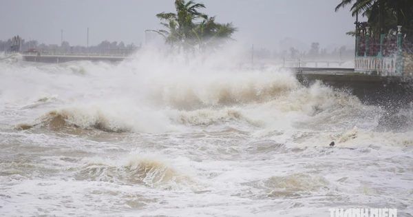 Biển Đông gió mạnh ngang áp thấp nhiệt đới, mưa lớn lan rộng ra miền Trung