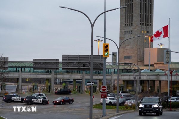 Biên giới Mỹ-Canada được thắt chặt sau lệnh cấm nhập khẩu của chính quyền Trump