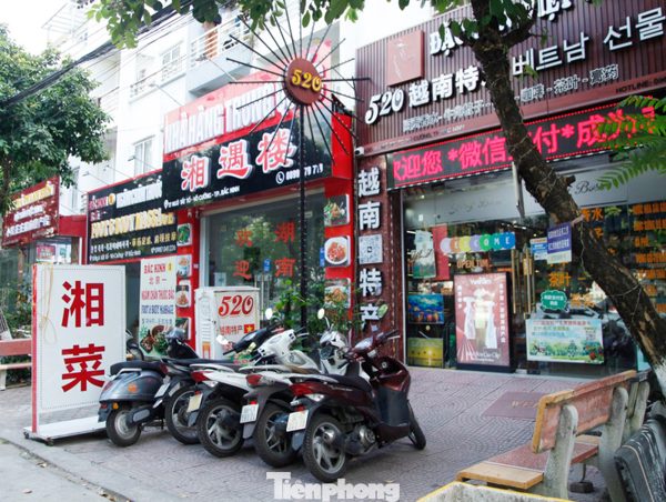 Biển hiệu chữ nước ngoài 'lấn át' tiếng Việt trên đường phố Bắc Ninh