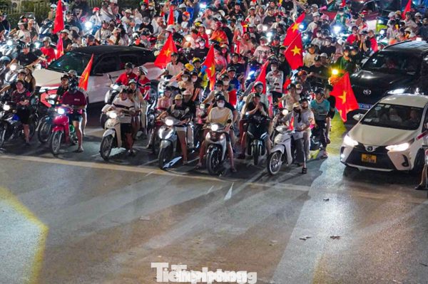 Biển người 'đi bão' mừng tuyển Việt Nam vô địch, dừng đèn đỏ đều tăm tắp