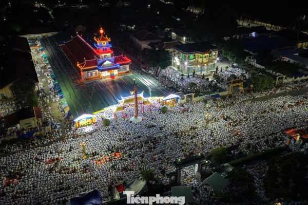 Biển người đổ về Tòa thánh Tây Ninh xem rồng nhang phun lửa