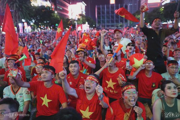 Biển người phố Nguyễn Huệ hò reo khi cầu thủ Thái Lan đá phản lưới nhà