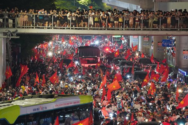 Biển người tràn xuống đường