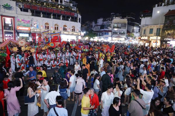 Biển người vây kín đoàn rước đèn Trung thu quanh hồ Hoàn Kiếm