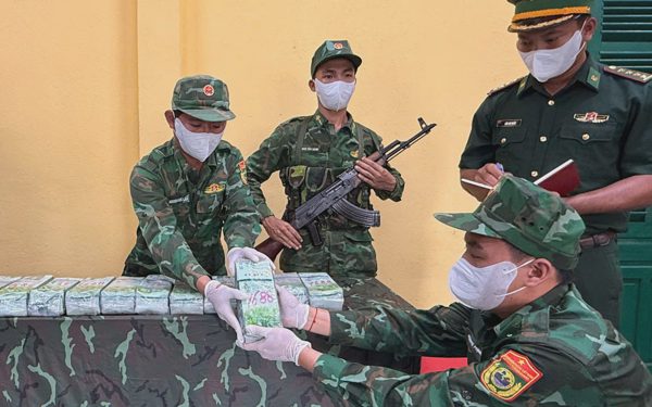Biên phòng phát hiện bao tải dạt vào bờ biển, nghi chứa 20kg ma túy