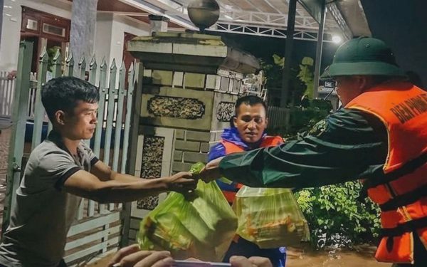 Biên phòng Quảng Trị mang từng phần cơm đến với bà con bị ngập lụt trong đêm