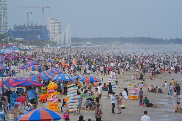 Biển Vũng Tàu đông nghịt người trước lễ 2/9