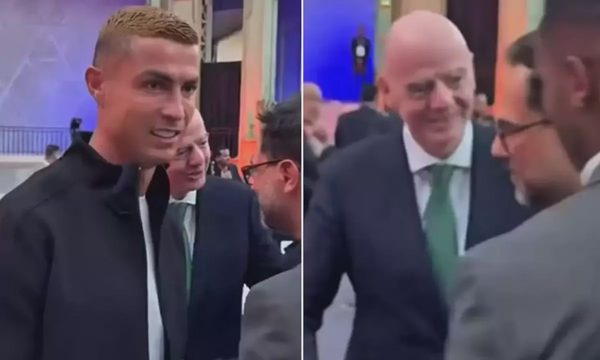 Biểu cảm của Ronaldo khi gặp Chủ tịch FIFA gây tranh luận