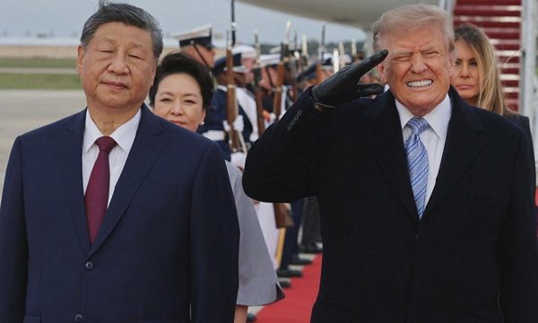 Biểu cảm trái ngược của ông Trump và ông Tập khi oanh tạc cơ B-1 lướt qua