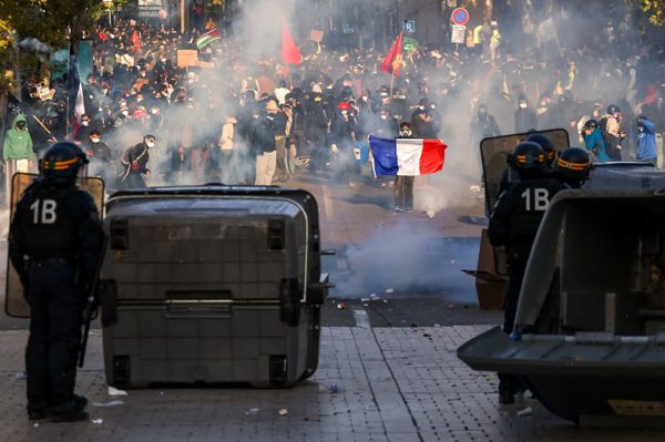 Biểu tình lan khắp châu Âu, Paris 'như bị phong tỏa'