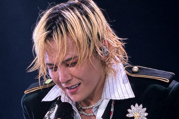 Big Bang làm 'nổ tung' Mỹ Đình, G-Dragon đập đàn gây sốc