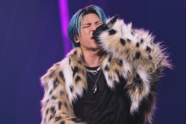 BIGBANG mặc áo lông, đội mũ len kín mít bất chấp thời tiết oi nóng ở Hà Nội