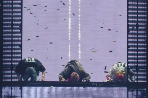 BIGBANG quỳ gối rạp người cảm ơn fan Việt trong concert ở Hà Nội gây sốt