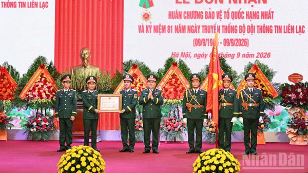 Binh chủng Thông tin liên lạc đón nhận Huân chương Bảo vệ Tổ quốc hạng Nhất