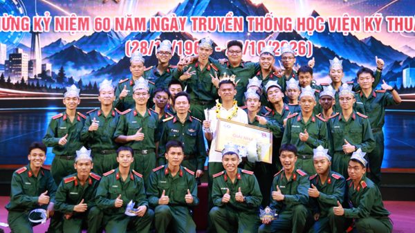Binh nhất mê tìm hiểu quốc kỳ vô địch Olympia Học viện Kỹ thuật Quân sự