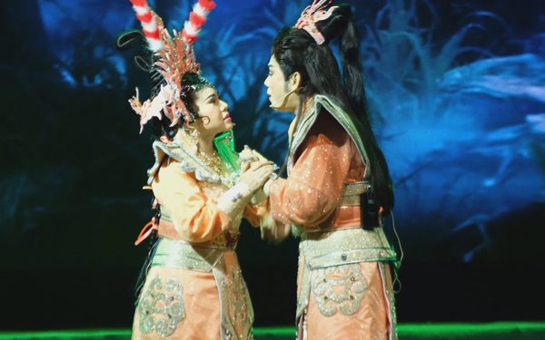 Bình Tinh hóa nàng Lưu Kim Đính mừng giỗ tổ sân khấu; Ba phim Việt đối đầu