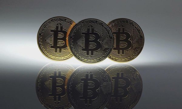Bitcoin tăng hơn 40%, vượt xa vàng và chứng khoán