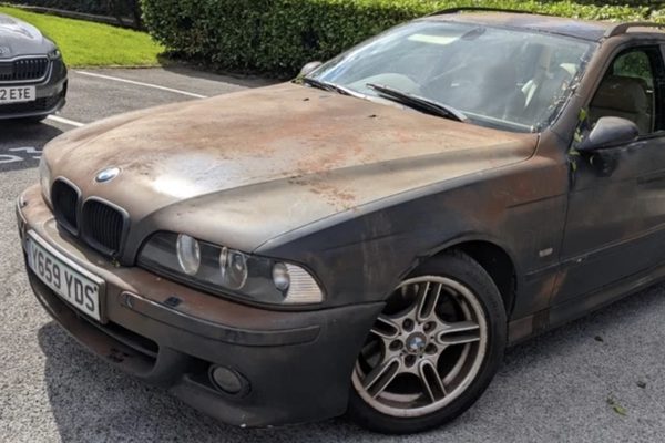 BMW 5-Series cổ động cơ V8 không hề xuống cấp như vẻ ngoài dán decal giả rỉ sét