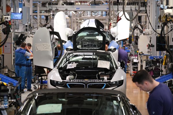 BMW đền bù gần 19 tỷ đồng, nhân viên tranh nhau nghỉ việc đến sập hệ thống