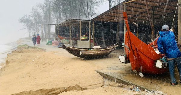 Bờ biển Mỹ Thủy bị xâm thực sâu gần 10 mét vì sóng lớn