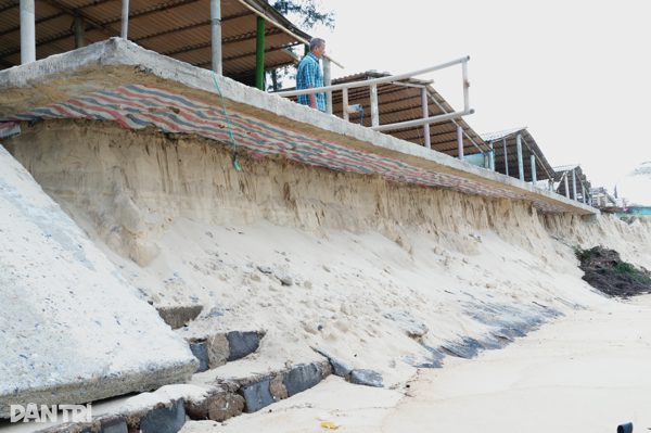 Bờ biển sạt lở, hàng chục hộ dân thấp thỏm chờ tái định cư