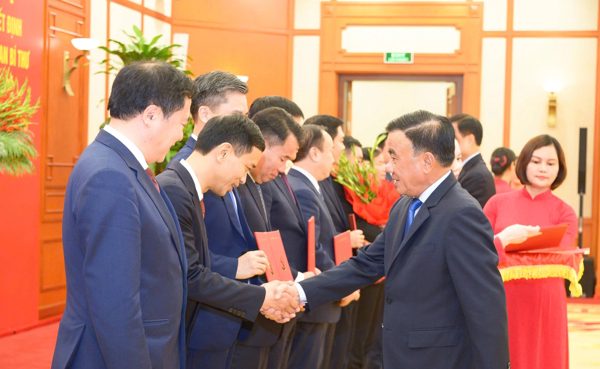 Bộ Chính trị điều động, phân công, chỉ định hàng loạt cán bộ
