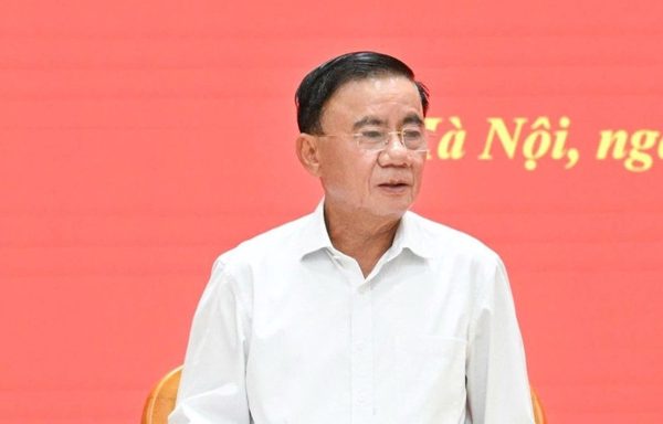 Bộ Chính trị: Đổi mới chính sách tiền lương, đãi ngộ theo vị trí việc làm, khắc phục cào bằng, coi trọng ngạch, bậc
