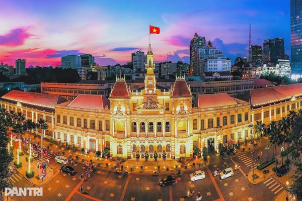 Bộ Chính trị ưu tiên phát triển 2 cực tăng trưởng lớn nhất đất nước