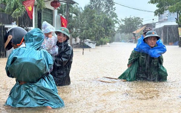 Bộ CHQS TP Đà Nẵng điều 130 bộ đội trực sẵn sàng ứng phó mưa lũ, huy động cả thiết giáp lội nước