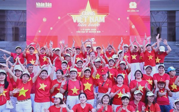 Bộ Công an, báo Nhân Dân tổ chức hoạt động đi bộ toàn quốc 'Cùng Việt Nam tiến bước'