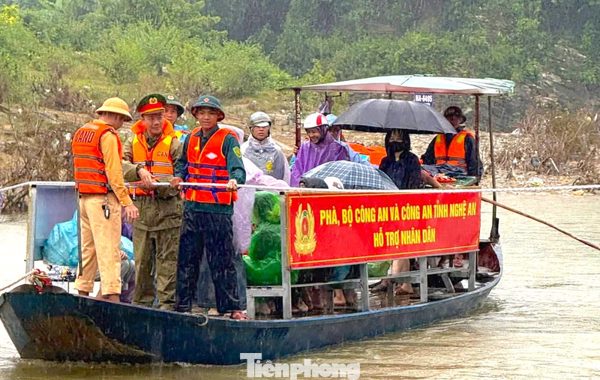 Bộ Công an, Công an Nghệ An tặng thuyền đưa người dân qua sông sau khi cầu bị lũ cuốn