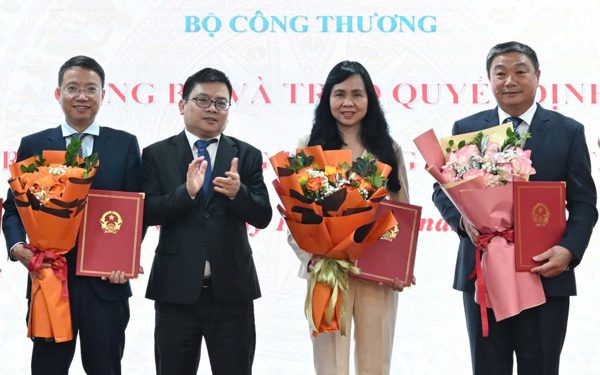 Bộ Công Thương công bố trao quyết định bổ nhiệm loạt lãnh đạo cục vụ