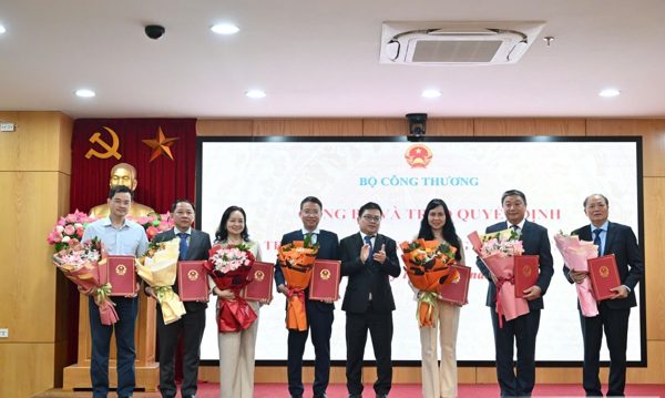 Bộ Công Thương trao quyết định bổ nhiệm 7 lãnh đạo các đơn vị