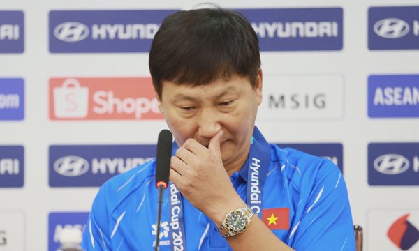 Bố của HLV Kim Sang-sik qua đời
