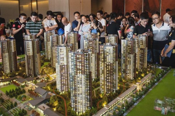 Bỏ địa giới công chứng, người dân TPHCM mua đất ở tỉnh có dễ hơn không?