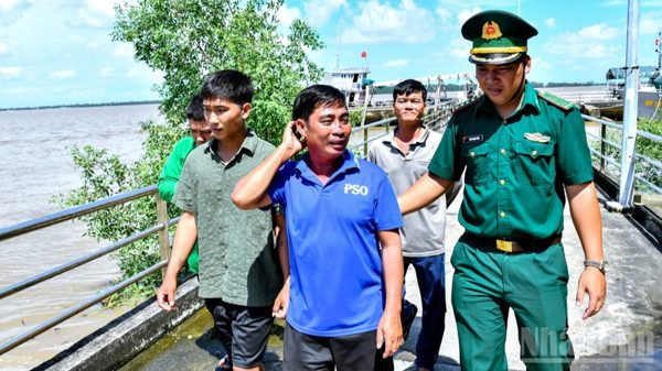 Bộ đội Biên phòng Cần Thơ tiếp nhận 4 ngư dân gặp nạn trên biển