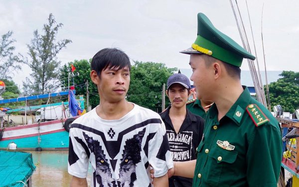 Bộ đội biên phòng Cần Thơ tiếp nhận 5 ngư dân gặp nạn trên biển