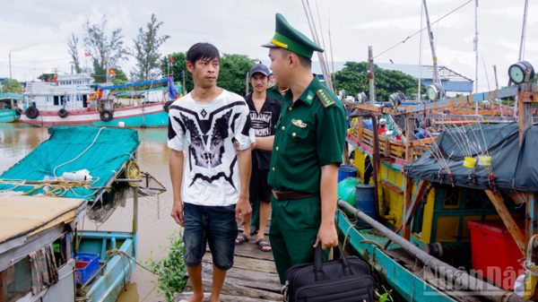 Bộ đội Biên phòng Cần Thơ tiếp nhận 5 ngư dân gặp nạn trên biển