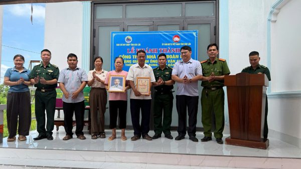 Bộ đội Biên phòng Đắk Lắk trao Nhà Đại đoàn kết và khám sức khỏe cho người dân khu vực biên giới