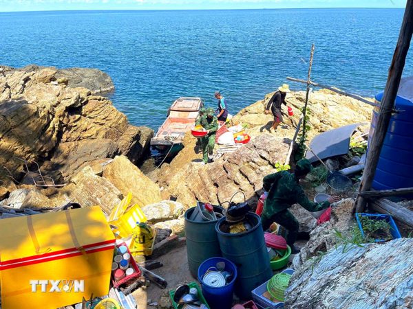 Bộ đội Biên phòng Hòn Chuối đồng hành cùng người dân đảo xa vượt khó