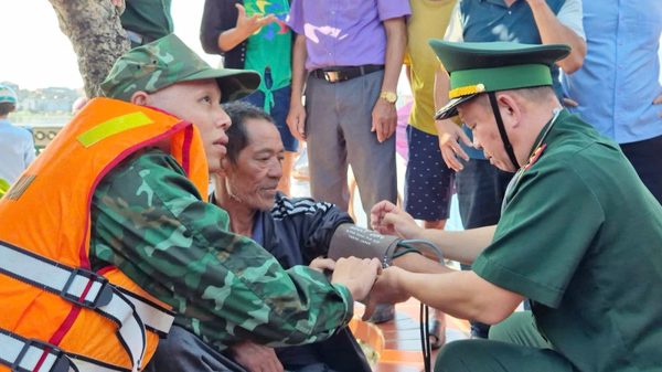 Bộ đội Biên phòng Quảng Trị hỗ trợ các ngư dân gặp nạn trên biển