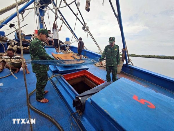 Bộ đội Biên phòng tạm giữ tàu chở 50.000 lít dầu không rõ nguồn gốc