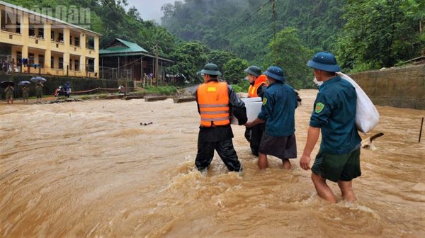 Bộ đội Biên phòng tỉnh Nghệ An hỗ trợ người dân ứng phó mưa lũ